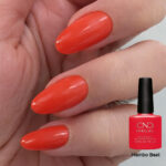 Vernis semi-permanent professionnel CND Shellac Mambo Beat rouge orangé vif brillant appliqué sur ongles avec flacon