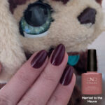 Vernis semi-permanent professionnel CND Shellac Married to the Mauve mauve prune profond appliqué sur ongles avec flacon