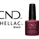 Vernis semi-permanent CND™ Shellac Masquerade (7,3 ml) – rouge bordeaux profond aux reflets rubis, chic et intemporel. Tenue jusqu’à 3 semaines, brillance miroir, dépose douce. Disponible à 15,90 € sur RBBE.fr.