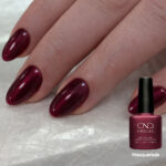 Vernis semi-permanent professionnel CND Shellac Masquerade bordeaux profond irisé appliqué sur ongles avec flacon
