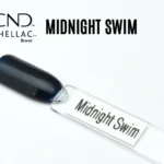 Capsule du vernis semi-permanent professionnel CND™ Shellac Midnight Swim, bleu nuit profond scintillant à la finition brillante et nacrée.