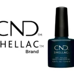 Vernis semi-permanent professionnel CND™ Shellac Midnight Swim (7,3 ml) – bleu nuit scintillant, brillance miroir et tenue 3 semaines. Disponible à 15,90 € sur RBBE.fr.