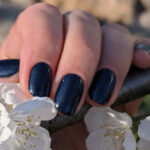 Vernis semi-permanent professionnel CND Shellac Midnight Swim bleu nuit pailleté brillant