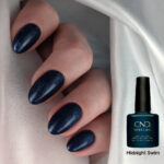 Vernis semi-permanent professionnel CND Shellac Midnight Swim bleu nuit pailleté appliqué sur ongles avec flacon
