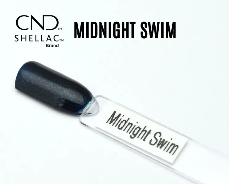Capsule du vernis semi-permanent professionnel CND™ Shellac Midnight Swim, bleu nuit profond scintillant à la finition brillante et nacrée.