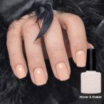 Vernis semi-permanent professionnel CND Shellac Mover & Shaker nude beige appliqué sur ongles avec flacon