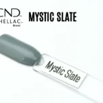 Le visuel montre la capsule du vernis CND™ Shellac Mystic Slate, gris ardoise froid et brillant, finition crème homogène.