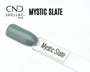 Le visuel montre la capsule du vernis CND™ Shellac Mystic Slate, gris ardoise froid et brillant, finition crème homogène.