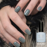 Vernis semi-permanent professionnel CND Shellac Mystic Slate gris ardoise appliqué sur ongles avec flacon