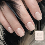 Vernis semi-permanent professionnel CND Shellac Naked Naivete nude rosé naturel appliqué sur ongles avec flacon