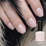 Vernis semi-permanent professionnel CND Shellac Negligee nude rosé translucide appliqué sur ongles avec flacon