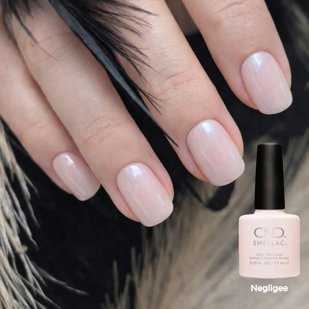 Vernis semi-permanent professionnel CND Shellac Negligee nude rosé translucide appliqué sur ongles avec flacon