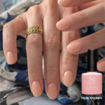 Vernis semi-permanent professionnel CND Shellac Nude Knickers nude pêche rosé appliqué sur ongles avec flacon