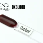 Capsule du vernis semi-permanent professionnel CND™ Shellac Oxblood, rouge sang profond avec une subtile nuance brune, au fini laqué et lumineux.