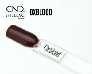 Capsule du vernis semi-permanent professionnel CND™ Shellac Oxblood, rouge sang profond avec une subtile nuance brune, au fini laqué et lumineux.