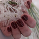Vernis semi-permanent CND Shellac Oxblood rouge bordeaux foncé appliqué sur ongles courts avec finition brillante