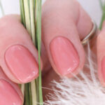 Vernis semi-permanent CND Shellac Pacific Rose rose doux et lumineux appliqué sur ongles courts finition brillante