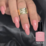 Vernis semi-permanent CND Shellac Pacific Rose rose lumineux appliqué sur ongles longs finition brillante