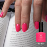 Ongles rose fuchsia brillant avec vernis semi-permanent CND Shellac Pink Bikini