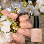 Vernis semi-permanent professionnel CND Shellac Bare Chemise, teinte nude pêche douce et naturelle, finition brillante sur ongles courts et longs