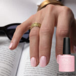 Vernis semi-permanent professionnel CND Shellac Grapefruit Sparkle rose clair pailleté effet scintillant sur ongles