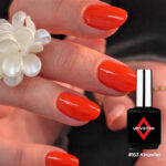 Vernis semi-permanent NailPerfect Upvoted #163 Kingsday orange rouge vif brillant sur ongles amande