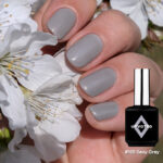 Vernis semi-permanent NailPerfect Upvoted #165 Sexy Grey gris clair brillant sur ongles courts