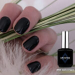 Vernis semi-permanent NailPerfect Upvoted #166 Dark Dream bleu nuit presque noir brillant sur ongles courts