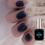 Vernis semi-permanent NailPerfect Upvoted #167 Velvet bleu nuit profond brillant sur ongles courts