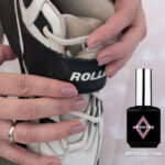 Vernis semi-permanent NailPerfect Upvoted #168 Cozy Time couleur mauve nude sur ongles amande