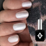 Vernis semi-permanent NailPerfect Upvoted #169 Bachelorette blanc nacré effet perlé sur ongles courts