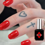 Vernis semi-permanent NailPerfect Upvoted #174 Holi Fusion rouge vif brillant sur ongles