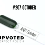 Capsule du vernis semi-permanent NailPerfect Upvoted #207 October, un vert sapin profond et brillant.