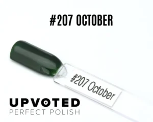 Capsule du vernis semi-permanent NailPerfect Upvoted #207 October, un vert sapin profond et brillant.