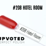 Capsule du vernis semi-permanent NailPerfect Upvoted #208 Hotel Room, un rouge vif et élégant.