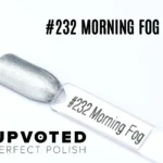 Capsule du vernis semi-permanent NailPerfect Upvoted #232 Morning Fog, argent clair métallisé et lumineux.