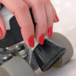 Ongles rose rouge brillant avec vernis semi-permanent CND Shellac Pink Leggings