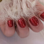 Vernis semi-permanent rouge nacré CND Shellac Red Baroness sur ongles naturels