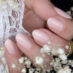 Vernis semi-permanent rose laiteux naturel CND Shellac Romantique sur ongles courts