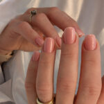 Vernis semi-permanent rose tendre naturel CND Shellac Rose Bud ongles courts