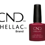 Vernis semi-permanent CND™ Shellac Rouge Rite (7,3 ml) – rouge profond et chaleureux, légèrement nuancé de brun. Tenue jusqu’à 3 semaines, brillance miroir, dépose douce. Disponible à 15,90 € sur RBBE.fr.