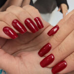 Vernis semi-permanent rouge intense CND Shellac Rouge Rite manucure brillante