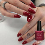 Manucure rouge foncé intense CND Shellac Rouge Rite vernis semi-permanent brillant