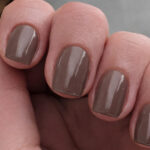 Vernis semi-permanent CND Shellac Rubble couleur taupe chaud appliqué sur ongles courts, finition brillante professionnelle