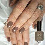 Vernis semi-permanent professionnel CND Shellac Rubble couleur taupe chaud, ongles brillants avec flacon officiel