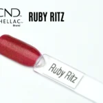 Capsule du vernis semi-permanent professionnel CND™ Shellac Ruby Ritz, rouge rubis scintillant à fines paillettes, au fini brillant et festif.
