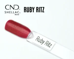 Capsule du vernis semi-permanent professionnel CND™ Shellac Ruby Ritz, rouge rubis scintillant à fines paillettes, au fini brillant et festif.
