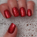 Vernis semi-permanent CND Shellac Ruby Ritz rouge intense pailleté appliqué sur ongles, finition brillante et scintillante