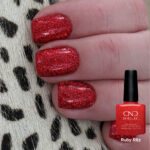Vernis semi-permanent professionnel CND Shellac Ruby Ritz rouge pailleté intense, ongles brillants avec flacon officiel
