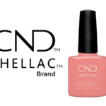 Vernis semi-permanent CND™ Shellac Rule Breaker (7,3 ml) – corail pêche lumineux et frais. Tenue jusqu’à 3 semaines, brillance miroir, dépose douce. Disponible à 15,90 € sur RBBE.fr